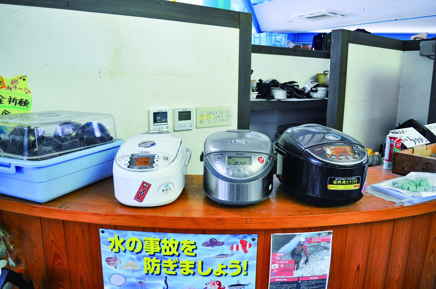 炊飯器・電子レンジ・トースターの並ぶ調理台